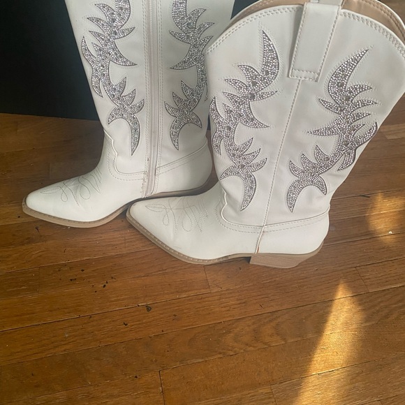 Chic White Embroidered Heeled Boots - Picture 2 of 4